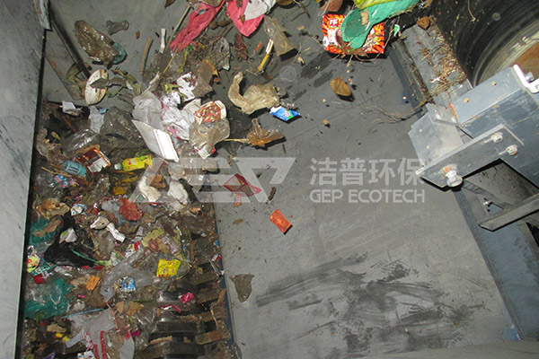 生活垃圾破碎機(jī)現(xiàn)場(用于焚燒發(fā)電前預(yù)處理)