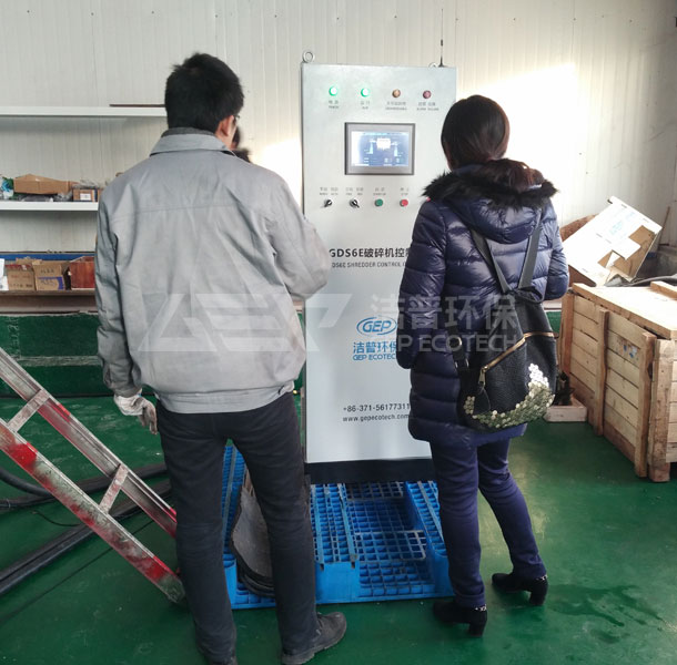 北京客戶來訪試機(jī)廢舊輪胎破碎機(jī)現(xiàn)場