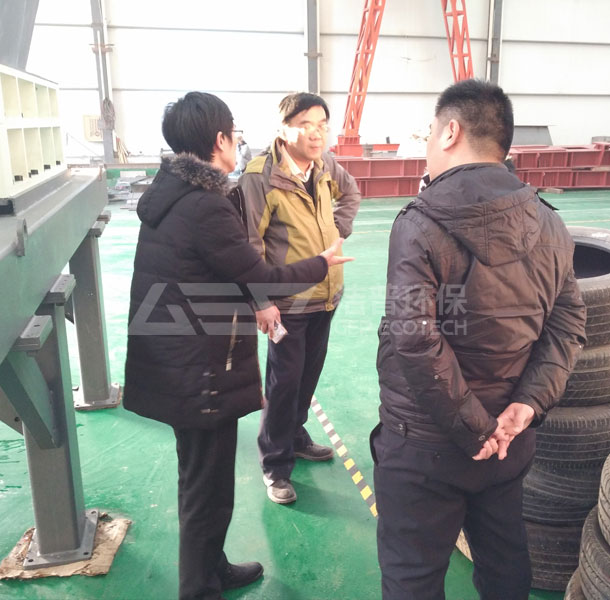 北京客戶來訪試機(jī)廢舊輪胎破碎機(jī)現(xiàn)場