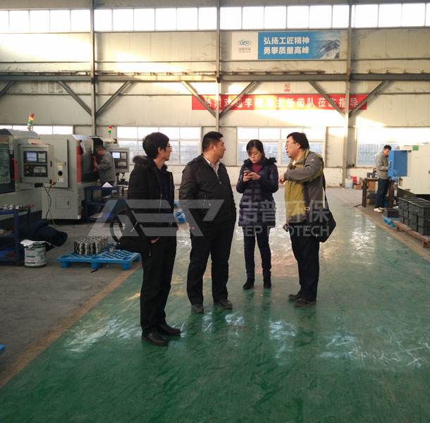 北京客戶來訪試機(jī)廢舊輪胎破碎機(jī)現(xiàn)場