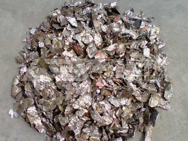 鐵桶油漆桶破碎后.jpg