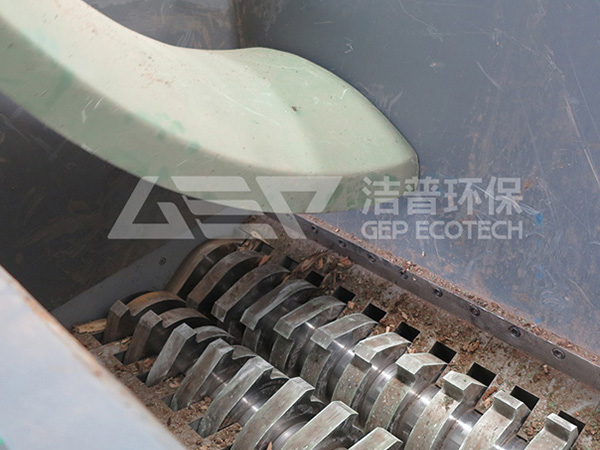玻璃鋼廢料怎么處理？玻璃鋼廢料破碎處理設(shè)備